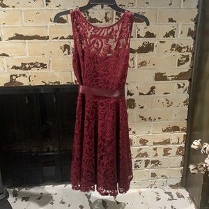 Burgundy mid thigh dress that fits perfect for a medium fit.